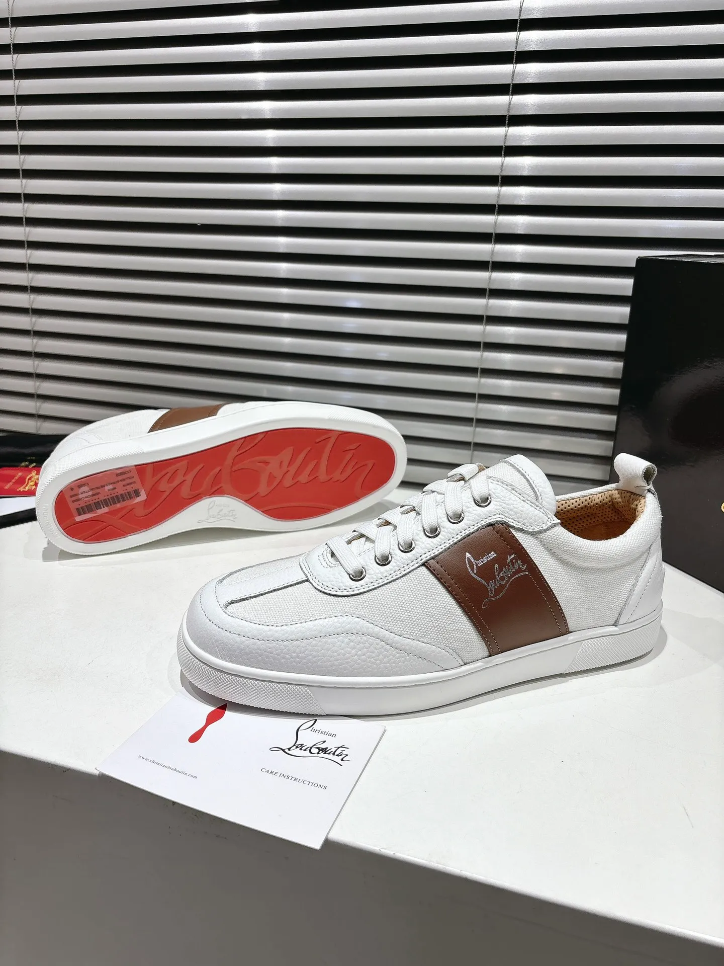 👟👟Ex-factory price 700👟👟 ╔Low top logo sports shoes╗ ·Top version customization·2025𝐬𝐬 𝑪𝒉𝒓𝒊𝒔𝒕𝒊𝒂𝒏 𝑳𝒐𝒖𝒃𝒐𝒖𝒕𝒊𝒏 Retero flat sneakers are smooth and crafted in white grained calfskin and canvas. It is decorated with a stylish side strap with the iconic Maison Christian Louboutin logo, contrasting with Cuoio brown leather for an effortlessly stylish look. This modern sneaker combines a retro '70s look with modern sophistication, featuring a flexible construction. ▪️No matter the last type, fabric, rhinestones, nails, lining, outsole, it is as close as possible to ZP... ▪️The original sole is specially provided by the original factory ▪️The lining is imported water-dyed cowhide ▪️Private customization time is about 3-7 days —————— Size: Women's 35M-41M Men's 38M-47M